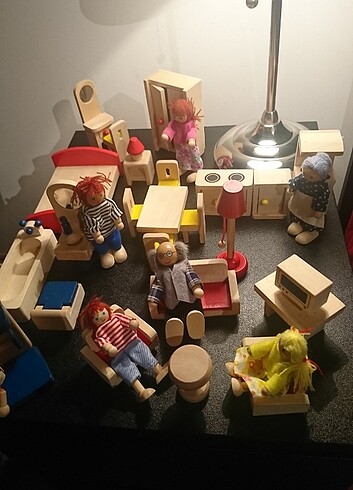 Ahşap minyatür mobilya setleri ve ahşap bebekler 