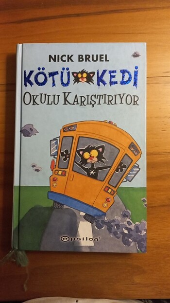 Kötü kedi okulu karıştırıyor