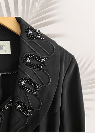 El işlemeli nakış ve boncuklu siyah pardesu - Görsel 3