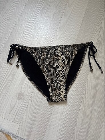 Yılan desenli bikini altı