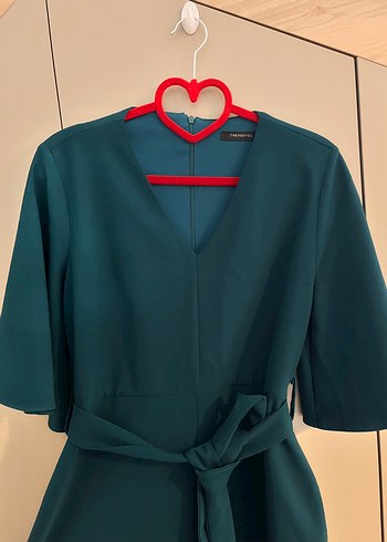 Kemerli V yaka elbise - Görsel 5