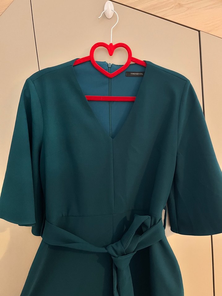 Kemerli V yaka elbise - Görsel 5