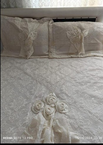 İşlemeli Beyaz Parlak Yatak Örtüsü - Görsel 3