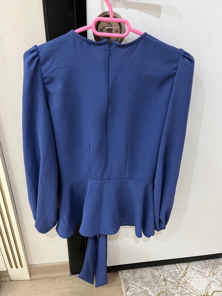 Kemer Detaylı Lacivert Ofis Bluzu - Görsel 4