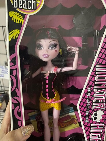 Gloom Beach Draculaura