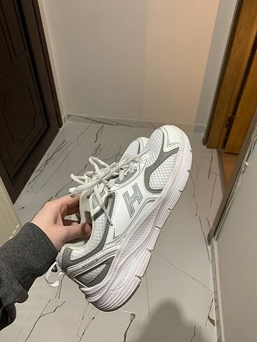 Beyaz spor ayakkabı