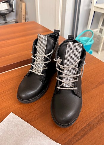 Tokalı Siyah Deri Kadın Bot - Görsel 2