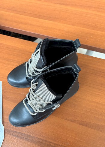 Tokalı Siyah Deri Kadın Bot - Görsel 3