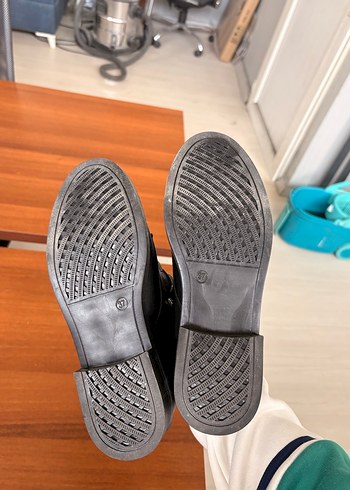 Tokalı Siyah Deri Kadın Bot - Görsel 4