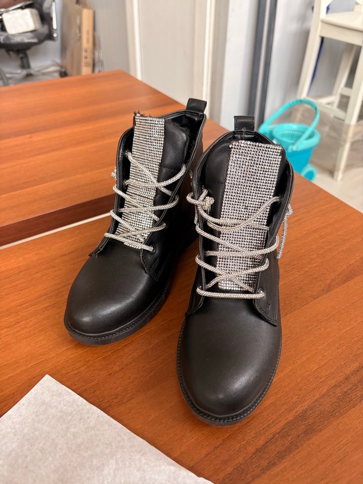 Tokalı Siyah Deri Kadın Bot - Görsel 2