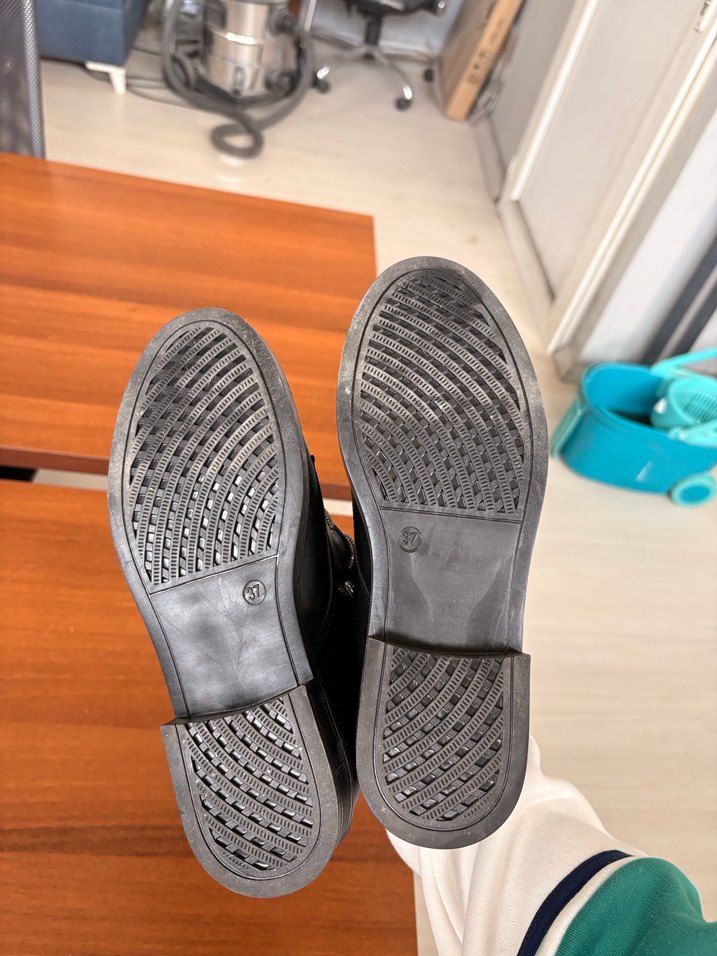 Tokalı Siyah Deri Kadın Bot - Görsel 4