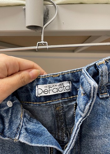 Kadın Mavi Yırtık Denim Mini Şort - Görsel 3