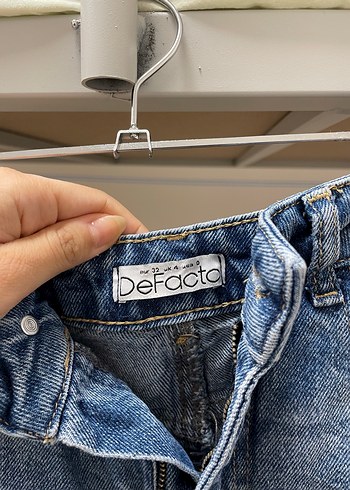 Kadın Mavi Yırtık Denim Mini Şort - Görsel 4