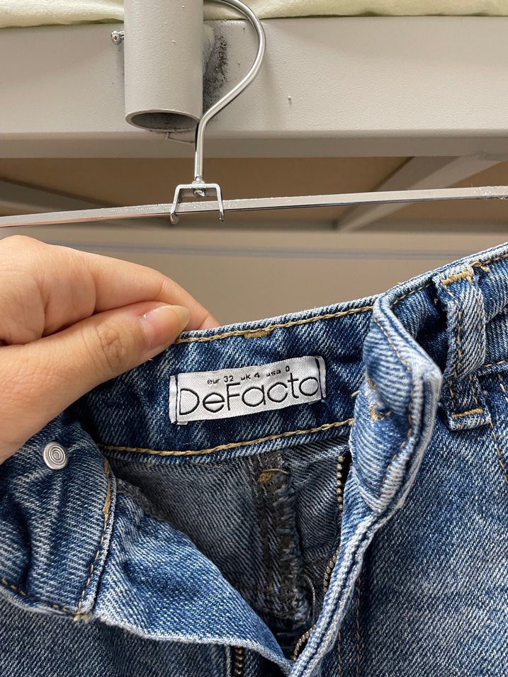 Kadın Mavi Yırtık Denim Mini Şort - Görsel 3