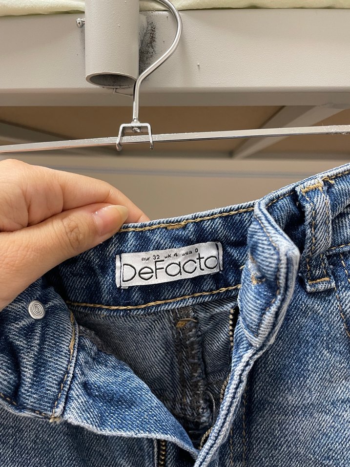 Kadın Mavi Yırtık Denim Mini Şort - Görsel 4