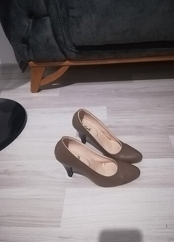 Kahverengi topuklu ayakkabı 