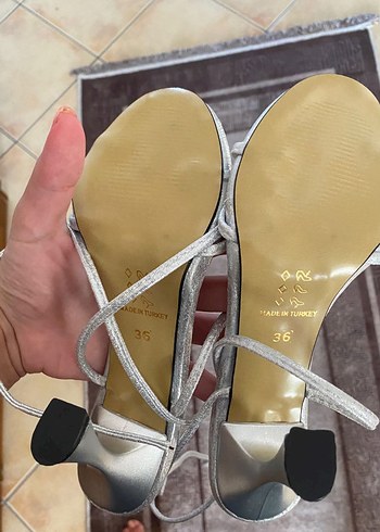 simli gümüş bağlamalı topuklu