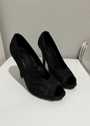 Siyah Dantel İşlemeli Stiletto Topuklu Ayakkabı