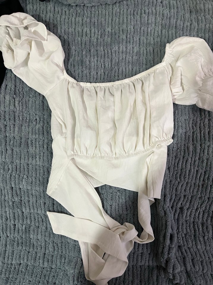 Beyaz Bağcıklı Omuzları Açık Bluz - Görsel 5