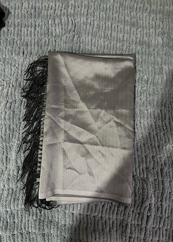 Gri İpek Dokulu Kadın Şal - Görsel 2