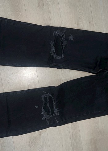 Siyah Yırtık Detaylı Salaş Kadın Jean - Görsel 2