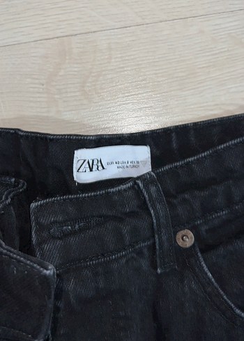 Siyah Yırtık Detaylı Salaş Kadın Jean - Görsel 4