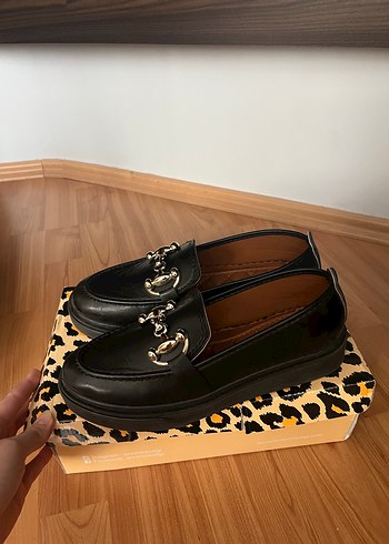 Zincir Detaylı Siyah Loafer Ayakkabı