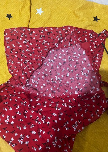 Kırmızı çiçekli yırtmaçlı elbise - Görsel 3