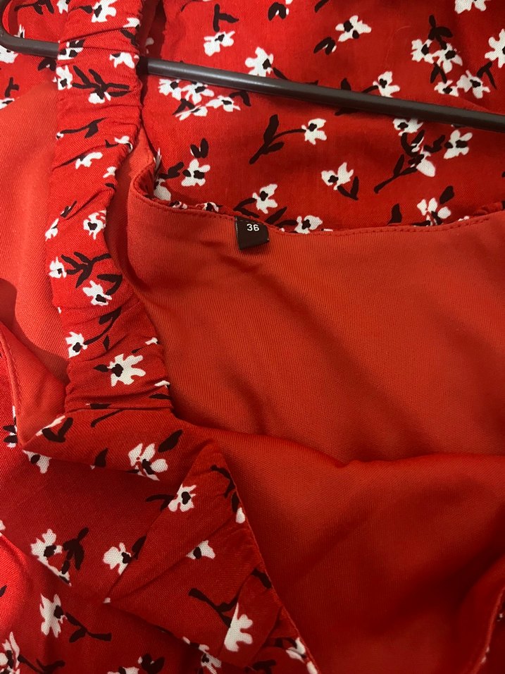 Kırmızı çiçekli yırtmaçlı elbise - Görsel 4