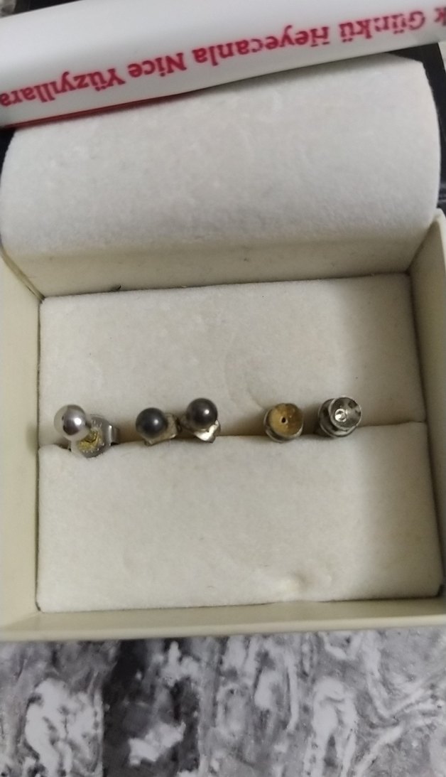 Gri Mini Boncuklu Rock Punk Küpeler - Görsel 3