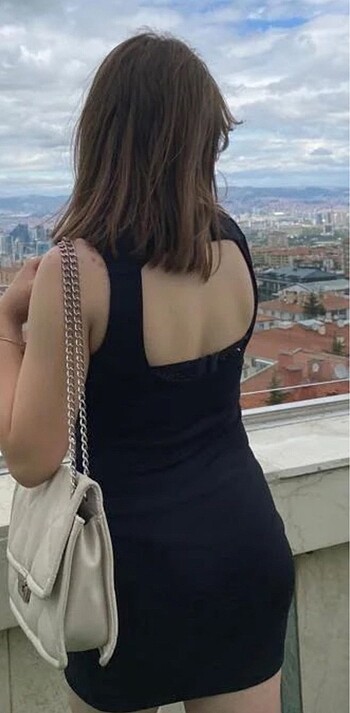 siyah sırt dekolteli elbise