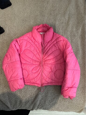 Az giyilmiş ama zarar görmüş mont bershka pembe mont