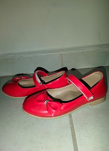 Kırmızı Tokalı Ayakkabı