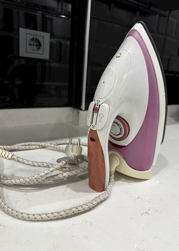 Beyaz-pembe pastel renkli ütü