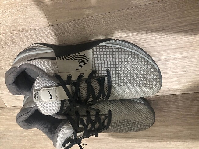 43 Beden gri Renk Nike özel seri ayakkabılarından az gıyıldı
