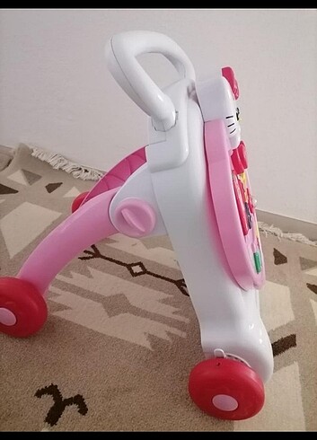 Hello Kitty ilk adım yürüteçi