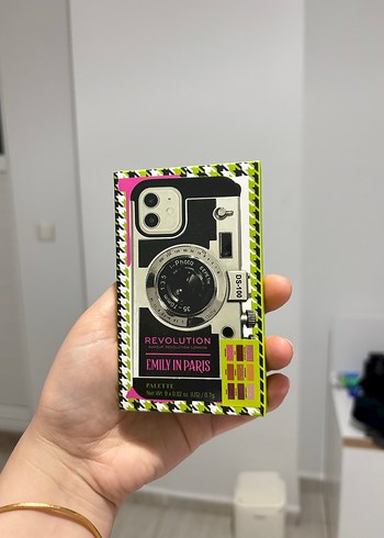 revolution emily in Paris camera queen eyeshadow palette far - Görsel 4