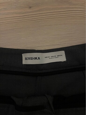 34 Beden gri Renk Bershka Gri Kumaş Pantolon