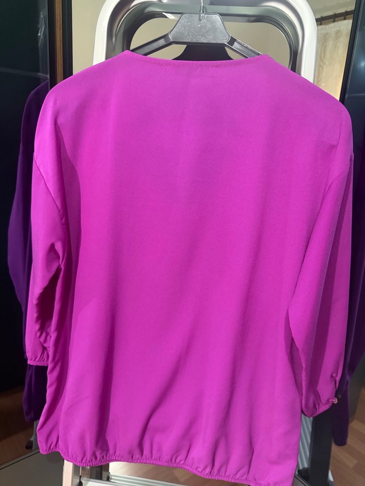 Mor V Yaka Fırfırlı Kadın Bluz - Görsel 3