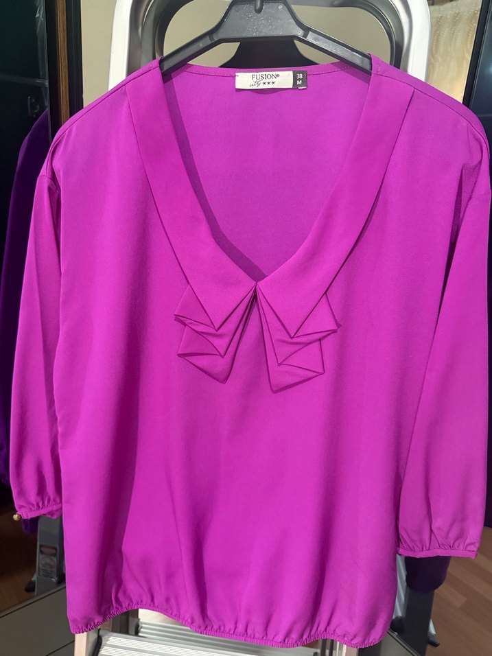 Mor V Yaka Fırfırlı Kadın Bluz - Görsel 2