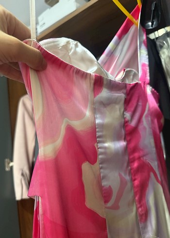 Pembe Batik Desenli Drapeli Uzun Elbise - Görsel 4