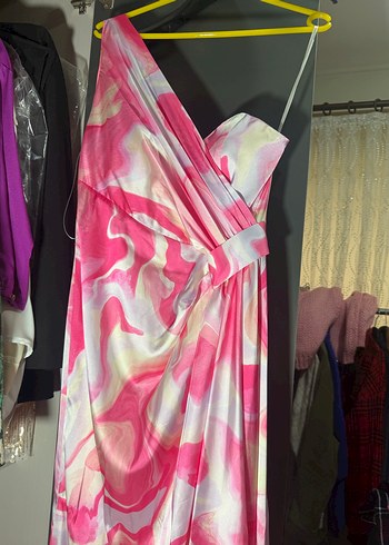 Pembe Batik Desenli Drapeli Uzun Elbise - Görsel 2