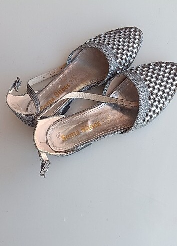 Sadece bir kez düğünde giyilmiştir. - Görsel 3