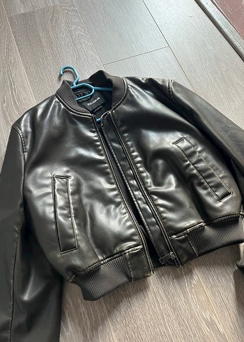 Pull and Bear Kadın Siyah Deri Fermuarlı Ceket