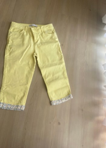 Sarı Kemerli Mini Kadın Kumaş Pantolon