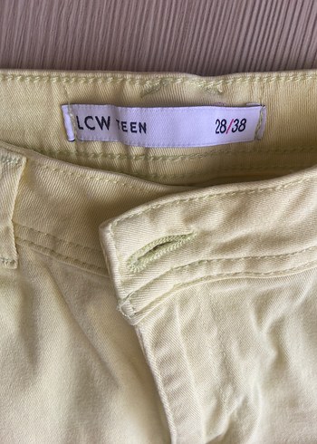 28 Beden Sarı Kemerli Mini Kadın Kumaş Pantolon
