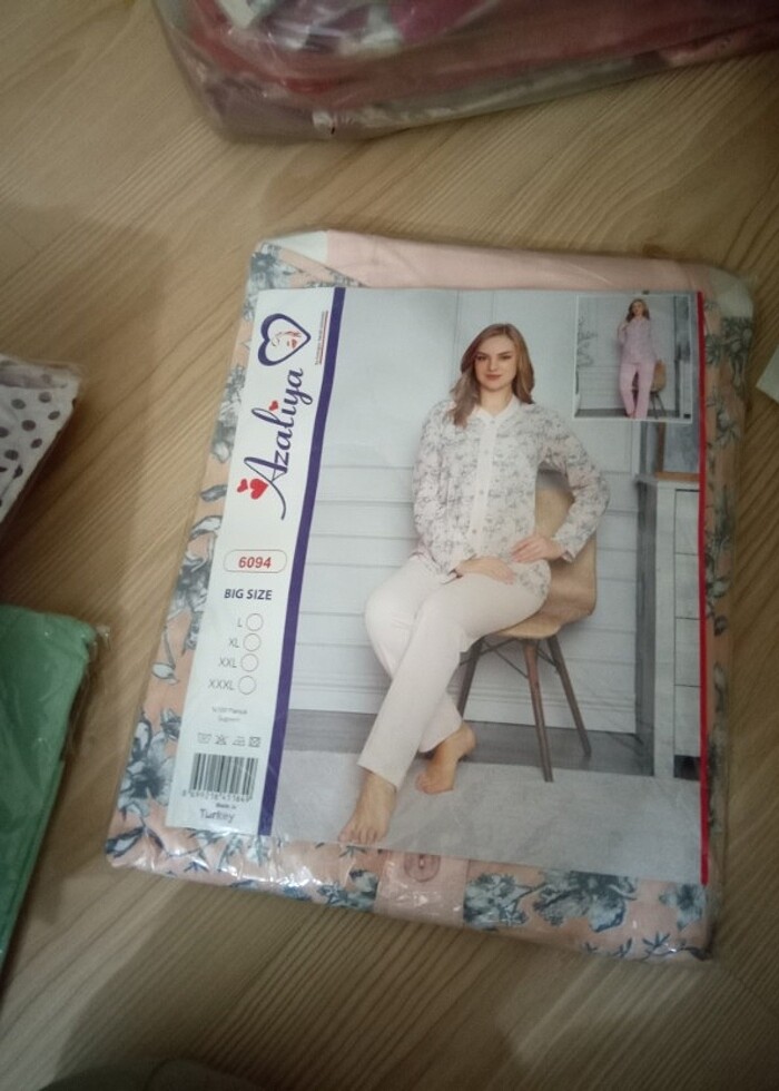 Pamuklu çeşitli renk ve stilde pijama takımları - Görsel 5