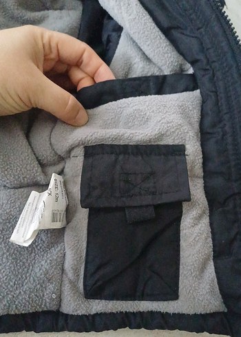 Erkek Çocuk Siyah Kapüşonlu Kemerli Mont - Görsel 5