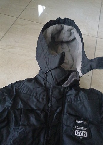 Erkek Çocuk Siyah Kapüşonlu Kemerli Mont - Görsel 12