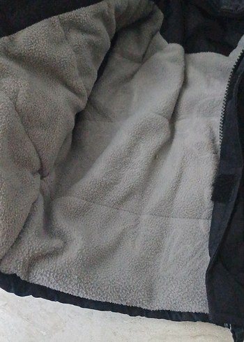 Erkek Çocuk Siyah Kapüşonlu Kemerli Mont - Görsel 2